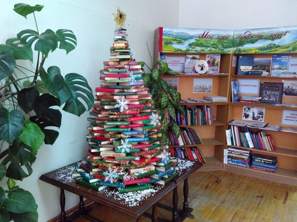 Christmas tree from books - My, Christmas trees, Books, New Year, Library, Оригинально, Settlement