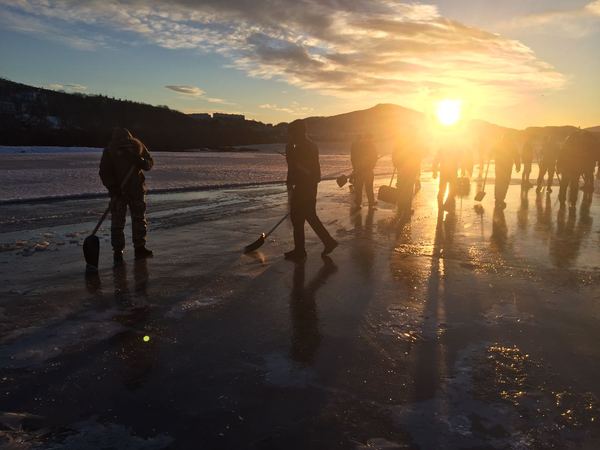 What do you think these guys are doing in the photo? :) - My, Shovel, Ice, The sun, Men