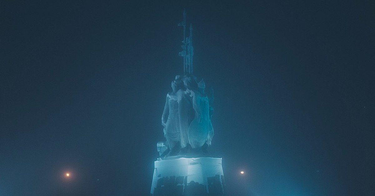 Ocean monument. Памятник основателям Сургута. Памятники Тихого океана. Океанский монумент. Гуманоиды Сургут памятник.