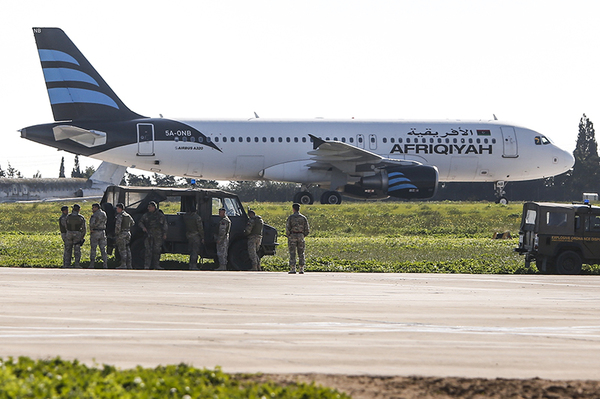 Неизвестные угнали самолет A320 внутренних ливийских авиалиний Самолет, Террористы, Ливия, Захват, Мальта