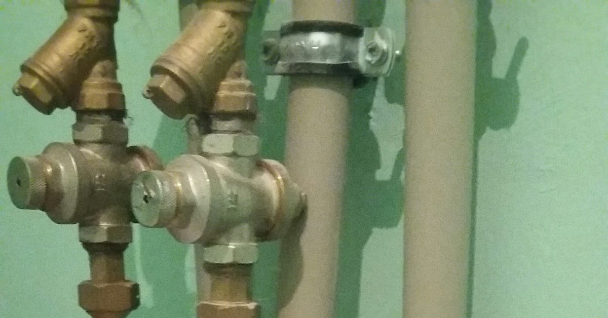 Деформация трубопровода. Трубы полипропиленовые для холодного и горячего водоснабжения. Радиус гибки профильной трубы. Механические повреждения трубопровода. Вытяжка металла при гибке.