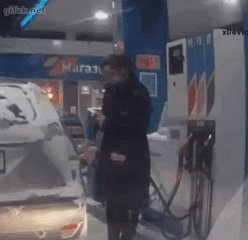 Как не стоит делать на заправке
