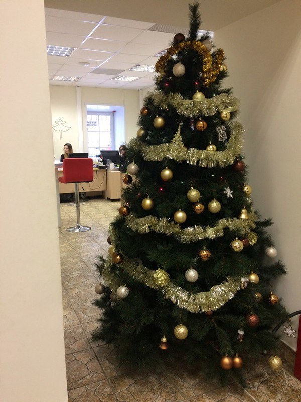 Подвинься ёлка, мне пройти надо!