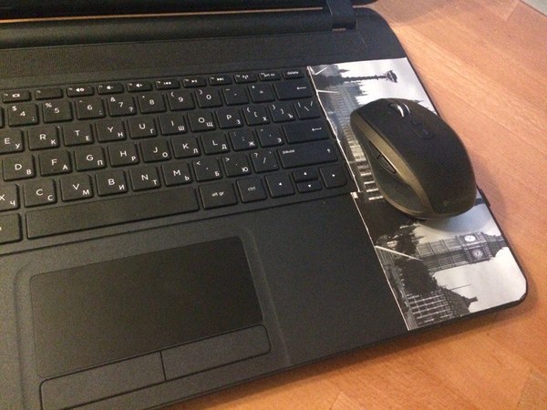 Разболелось запястье после очередной работы с тачпадом ноутбука в тесном метро. Придумал мышкопад...