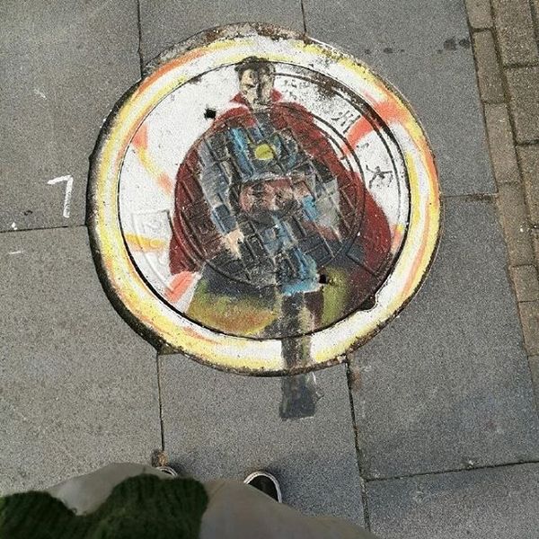 Рисунок на крышке канализационного люка