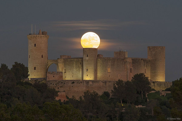 Supermoon over a castle in Mallorca - Photo, Lock, Majorca, Super moon, Spain