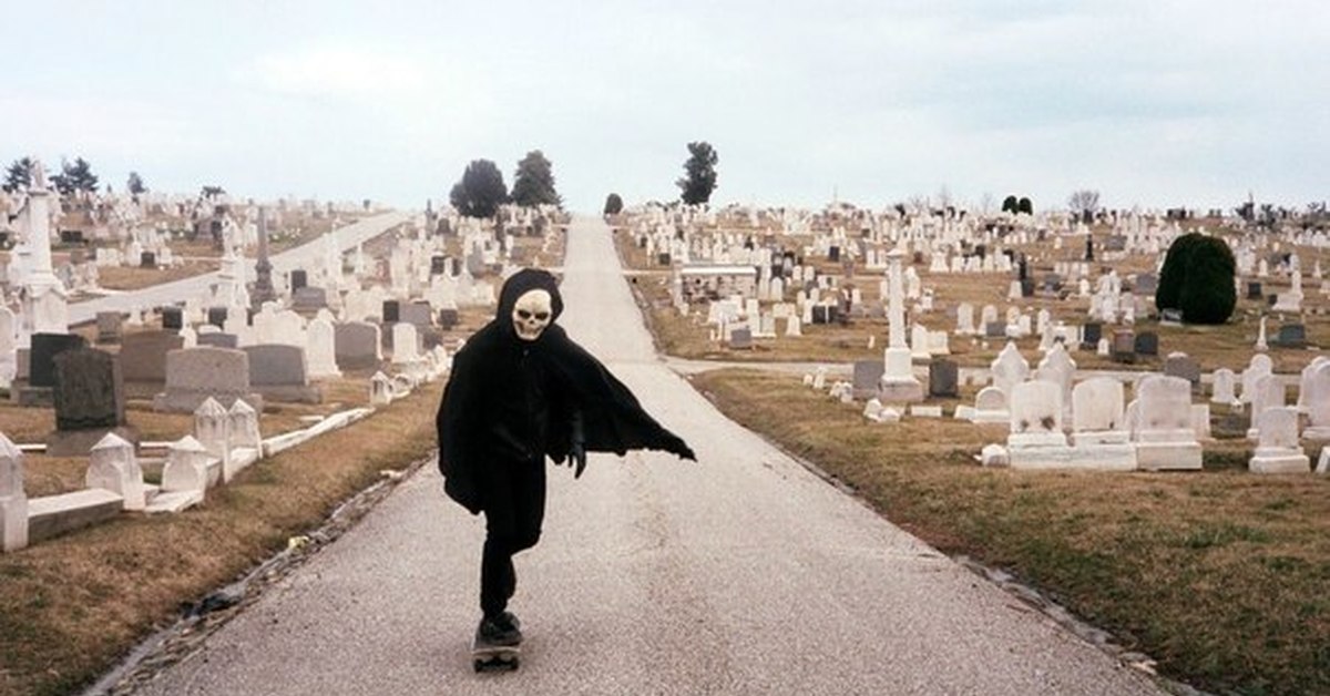 Песня плясать на могилах. Смерть на скейте на кладбище. Танцы на могиле. Парень на кладбище.