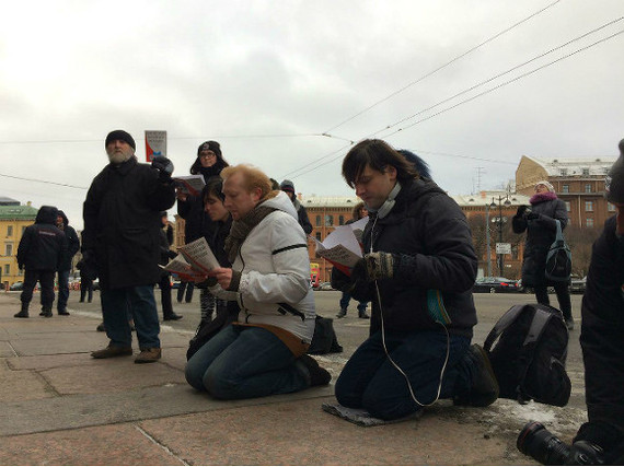 At the walls of St. Isaac's Cathedral, activists read the Constitution on their knees - St. Isaac's Square, Protest, Longpost