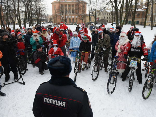 The police of St. Petersburg stopped the bike ride of Ded Morozov and Snegurochka - Russia, Zone