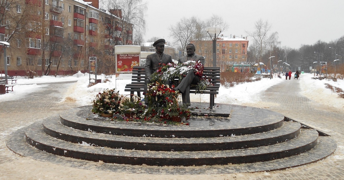 Королев зимой. Памятник у ДК Калинина Королев. Памятник королеву и Гагарину в Королеве. Сквер покорителей космоса Королев. Город Королев памятник Гагарину.