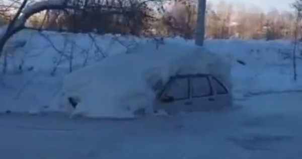 In Pervouralsk, on the streets flooded by the plant, cars were frozen into ice - Winter, Ice, Auto, Video, Потоп