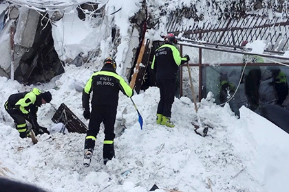 Survivors found in Italian hotel buried under avalanche - Events, Society, Italy, Туристы, Earthquake, Avalanche, Survivor, Lenta ru
