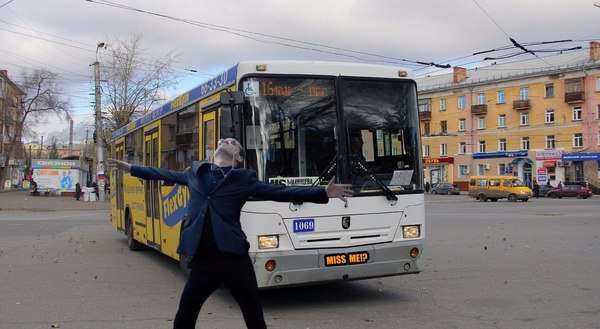 Когда наконец дождался свой автобус. - Шерлок Холмс, Мориарти, Сериалы, Автобус