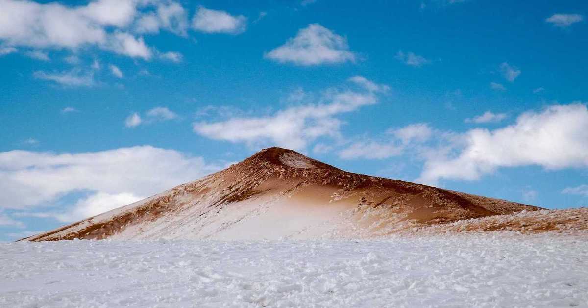 Снег в пустыне. Снежные пустыни Аляска. Пустыня сугробы. Фото снег в пустыне сахара. Гора белые Пески.