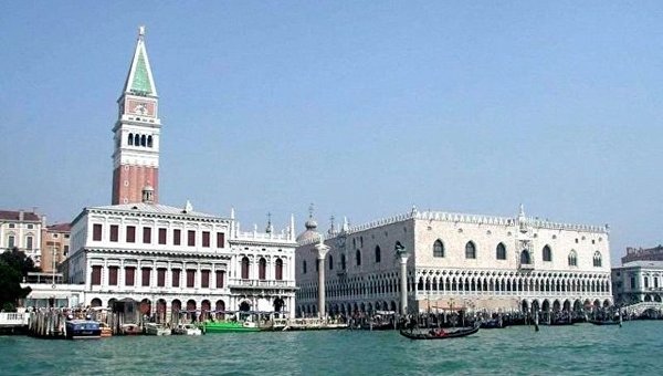 In Venice, a refugee drowned to the laughter of tourists filming a video. - news, Venice, Drowned, Refugees, Inhumanity