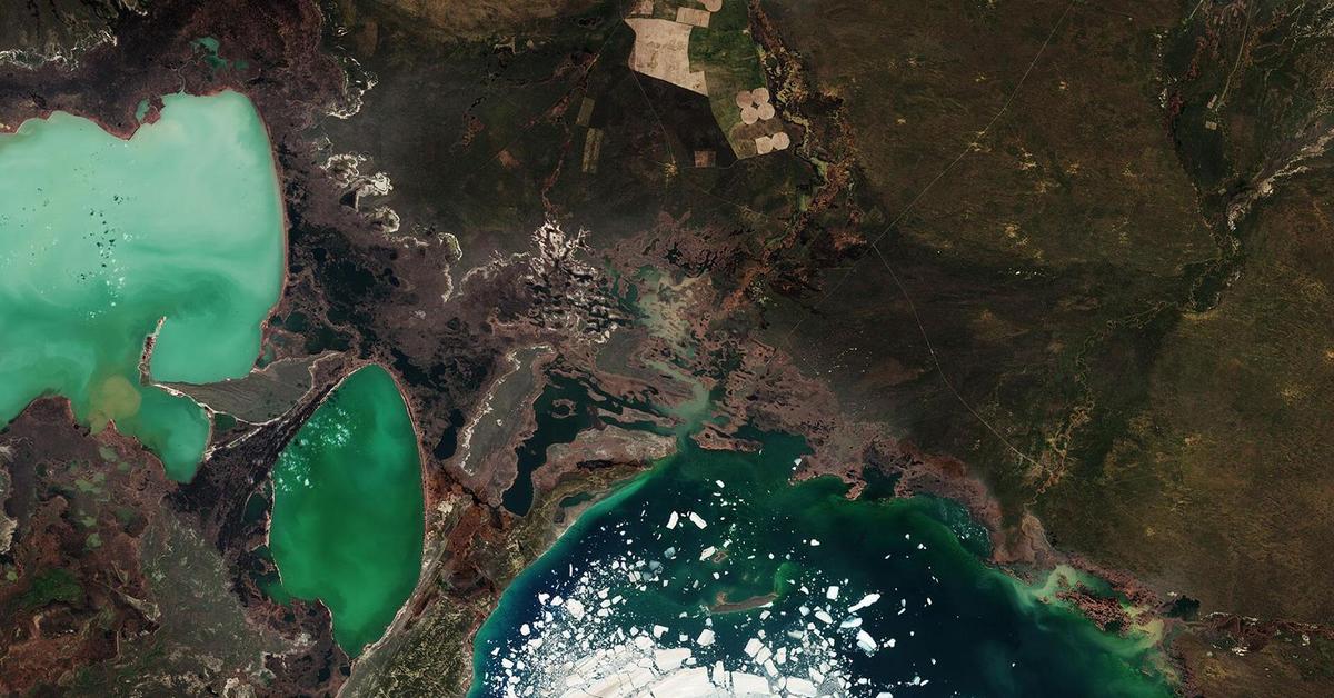 Озеро спутник. Алаколь озеро в Казахстане. Озеро Алаколь вид из космоса. Казахстан со спутника. Алаколь вид сверху.