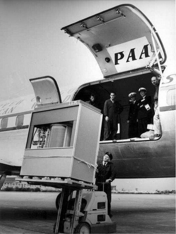 A 5-megabyte hard drive weighing over a ton is being loaded onto an airplane, 1956. - HDD, Photo, Story