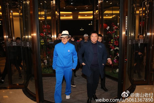 When you were not told that everyone would be in black... - Jackie Chan, Blue, Outfit