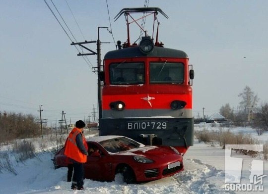 In continuation of the post: In Togliatti, the train was rammed by an elite Porsche Panamera traffic police information. - Railway, , Porsche, A train, Traffic police