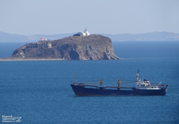 A new “attraction” has appeared in Vladivostok: a cargo ship abandoned in the ice - Vessel, Marauders, Vladivostok, Longpost