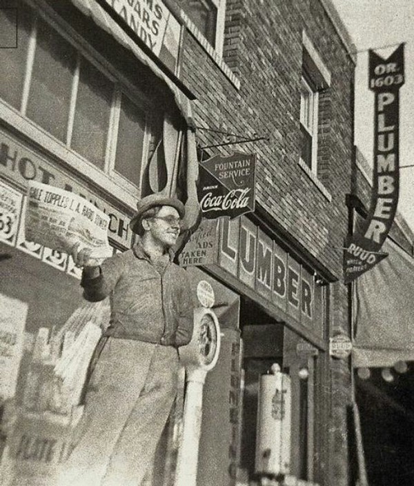 Ray Bradbury sells newspapers on the corner of Olympic and Norton in Los Angeles. USA, 1938. - Photostory, Tags are clearly not mine, Ray Bradbury, Newspapers, Magazine