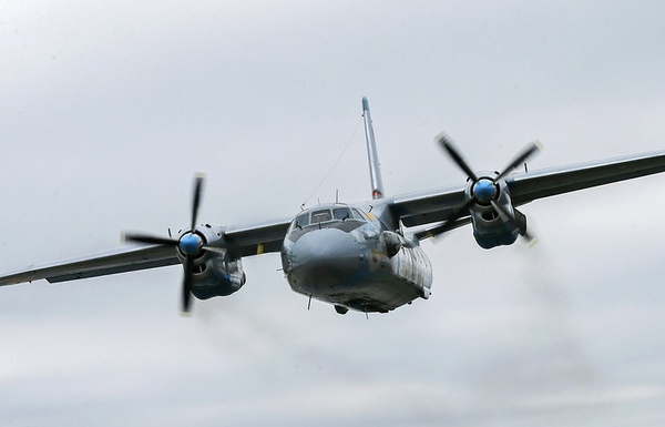 Украинский Ан-26 совершил два провокационных захода на буровые вышки РФ в Черном море