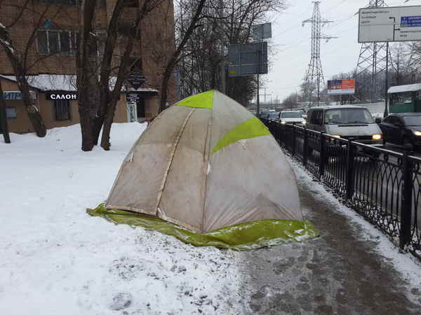 Just someone pitched a tent in the middle of the sidewalk - My, Tent, Sidewalk, Winter, Who's there