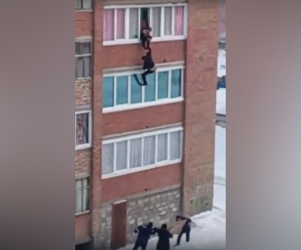 In Bashkiria, a man hung for three minutes outside the window in the hands of a woman - Not mine, State of emergency