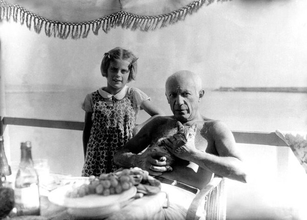 Pablo Picasso and the cat Grimaldi. Antibes, France, 1946 - Picasso, Photostory, cat