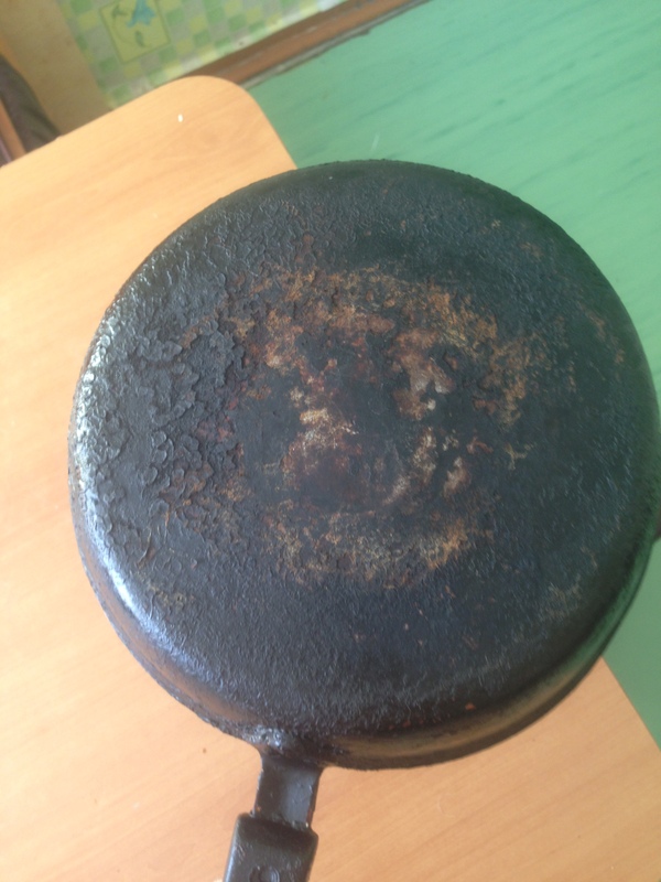 Ancient frying pan. We clean soot - My, Cleaning, House, Pan, Carbon, Longpost