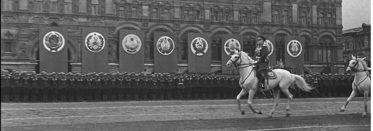 Конь победы. Жуков и Рокоссовский на параде Победы 1945. Парад Победы 45 года Жуков. Жуков на параде 45. Парад Победы 1945 панорама.