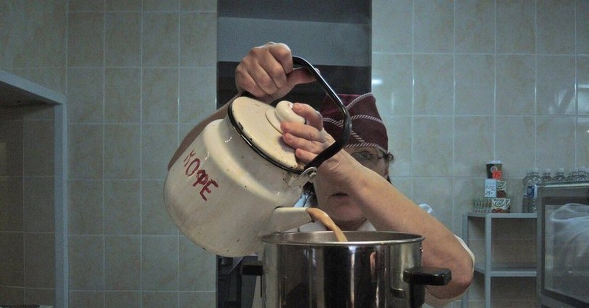 какао в столовой. какао в школьной столовой. кофе в кастрюле.