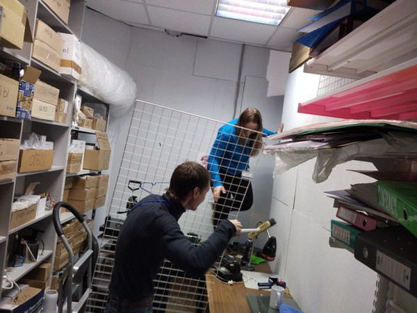 Великий полый обороняется от паука