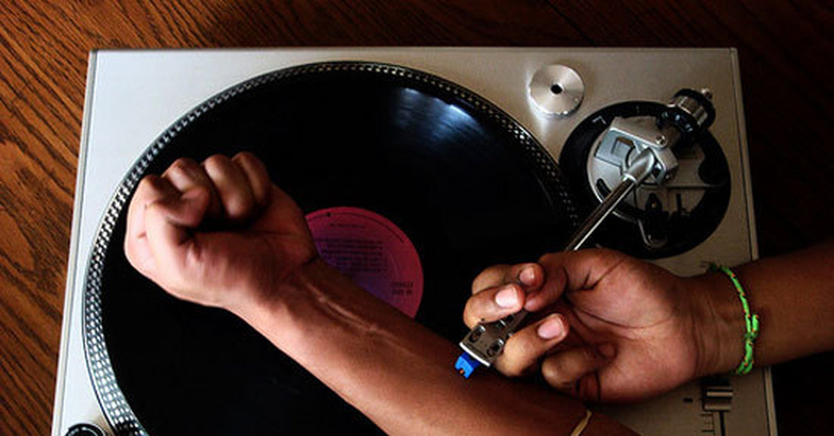 У каждого свой наркотик. Зависимость интеллекта от музыкальных предпочтений. Это рок детка. Человек который зависим от музыки. Красивая девушка в наушниках.