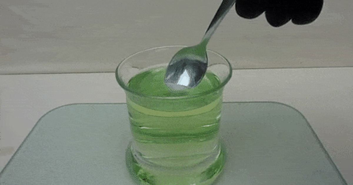 Кипящая кислота. Кислота зеленая. Ложка растворяется в кислоте. Ложка растворяется в воде. Кислота зеленого цвета жидкость.