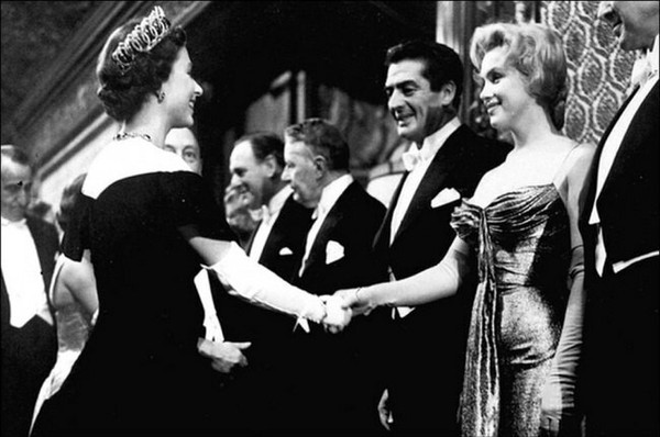 Queen Elizabeth II and Marilyn Monroe, 1956 - Queen Elizabeth II, Marilyn Monroe, England, Photostory, Black and white photo, 1956
