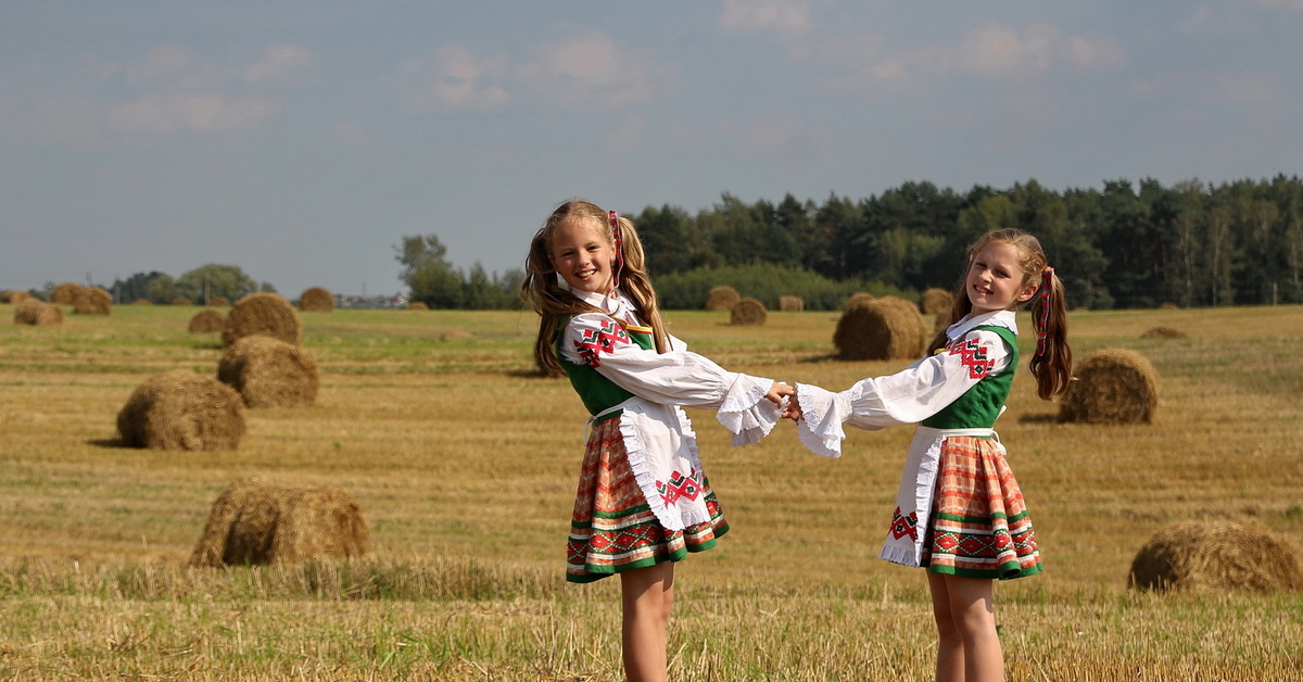 Белорусские народная группа. Белорус в поле. Национальные костюмы белорусов для детей. Белорусские люди. Белоруссия для детей.