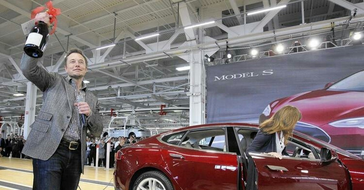 Кто основал теслу. Tesla Motors Илон Маск. Илон Маск Тесла. Илон Маск на заводе.