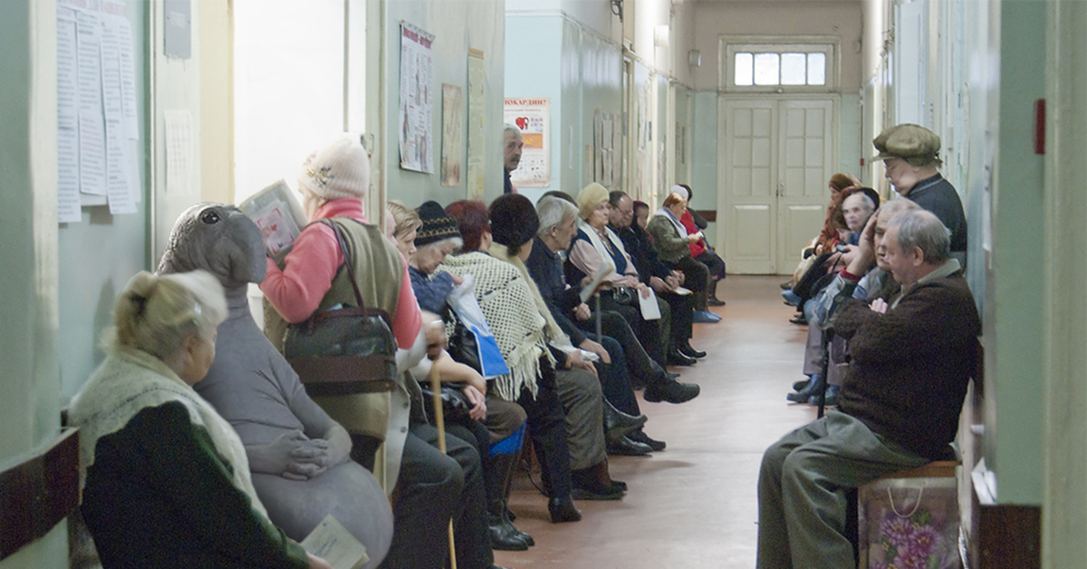 Идите в поликлинику. Очереди в 10 поликлинике. Очередь в народный. Стерлитамак очередь в поликлинику. Читаю в очереди.