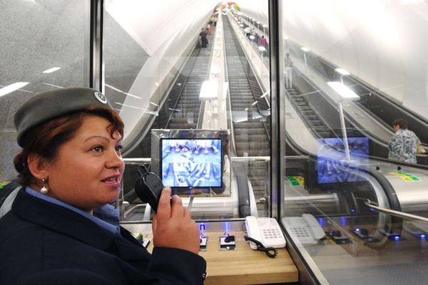 2,000 'grandmothers' near escalators to be removed from Moscow metro - Metro, Grandmother, Supervisors, Пассажиры, Reduction, State of emergency