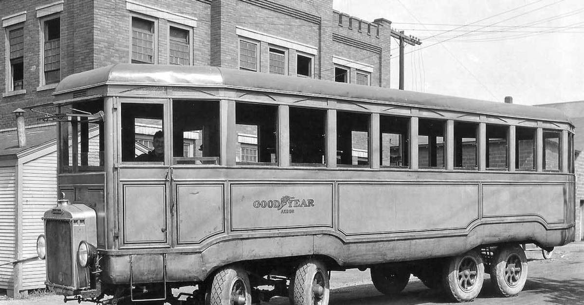 Автобусы прошлых лет. Старинные автобусы. Автобусы прошлого века. Ретро автобус. Первый автобус в мире.