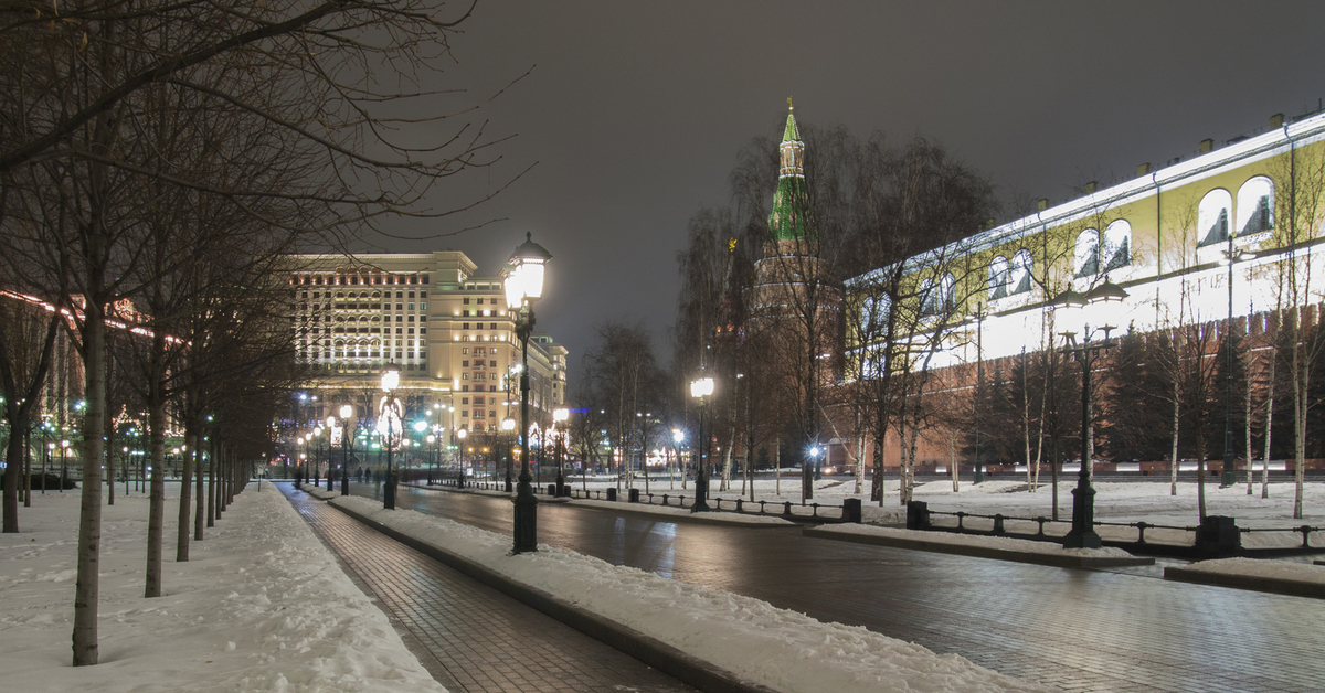 Копия москва. Зима Москва Александровский сад 2019. Сквер 1905 года зимой Москва. Сретенский бульвар зимой. Зимний вечер в Москве фото.