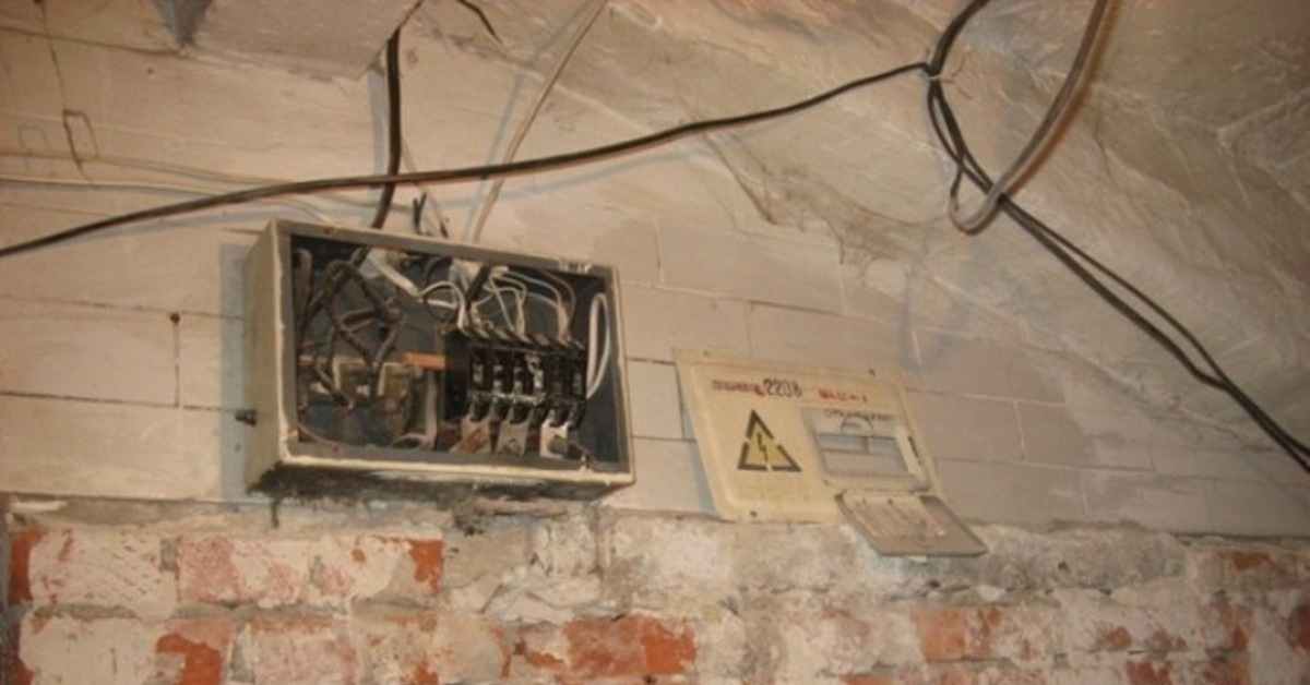 старый щиток электрический. электрощит распределительный ссср. рубильник в электрощитке в подъезде. советские электрощитки. советские электрощитки.