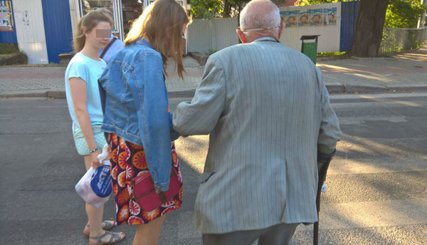 Калининград. Пожилой ловелас просит перевести его через дорогу и пристаёт к женщинам