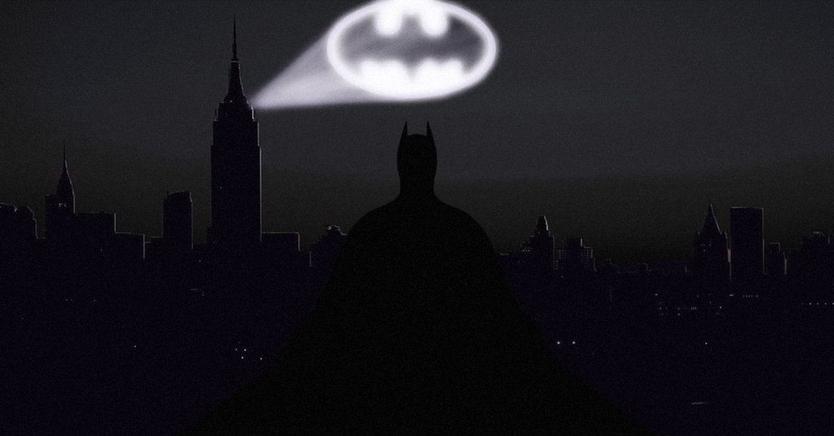 Городу нужен свет. Бэтмен прожектор Бэт сигнал. Готэм Бэт сигнал. Фонарь Бэтмена. Символ Бэтмена в небе.