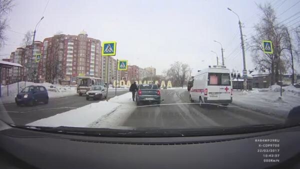 In Arkhangelsk, an ambulance drove past a man hit by a car - Arkhangelsk, Ambulance, A pedestrian