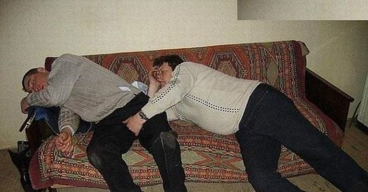Спящие пьяные мужчины