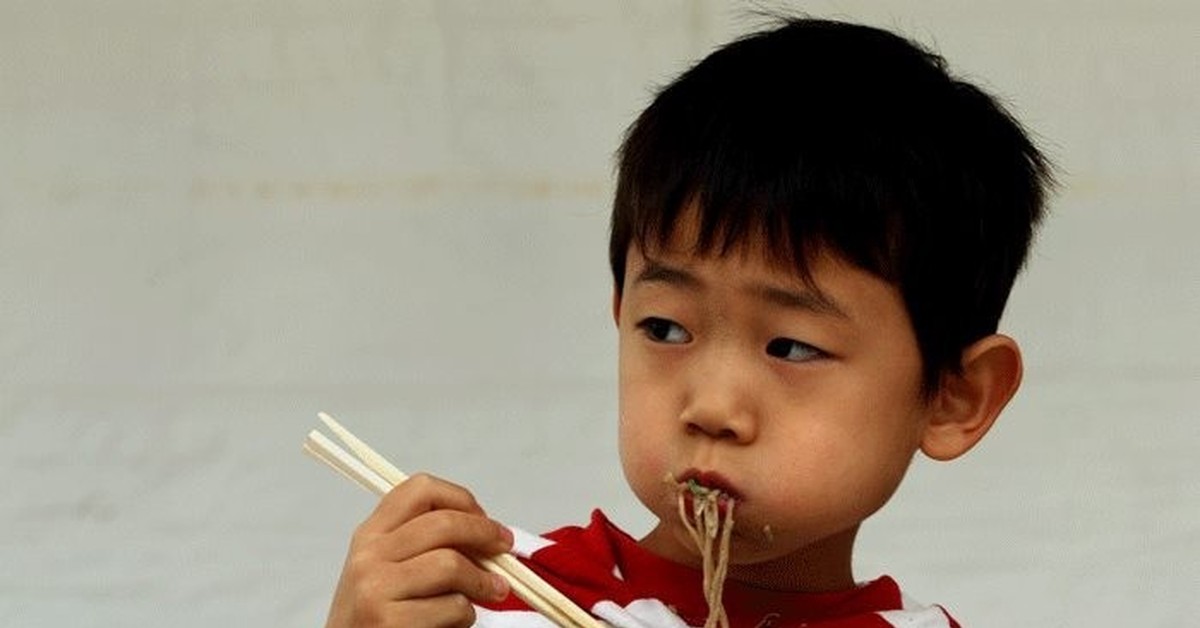 Как едят лапшу палочками. Китаец ест лапшу. Китайцы едят палочками. Что едят японцы.