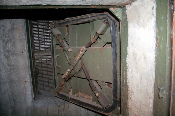 Hermetic window in the shelter - My, Underground, , Stalk, Bomb shelter, Bunker, Hermetic door, Abandoned