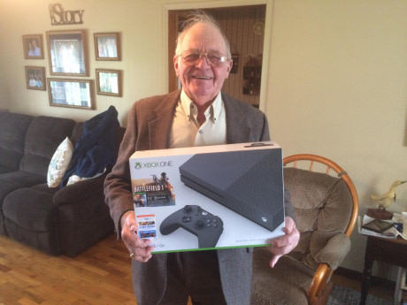 81 year old man bought his first game console and now he can play farm simulator. - Xbox, Grandfather, Images, Milota, Whisper